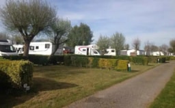 Kampeerplaats(en) - Forfait Confort - Pakket Standplaats + 1 Voertuig + Tent Of Caravan + Elektriciteit - Camping Les 2 Plages
