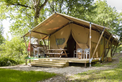 Safari Tent 45m2 (3 bedrooms real beds) on a higher level. Terrace view over campsite and river - parking