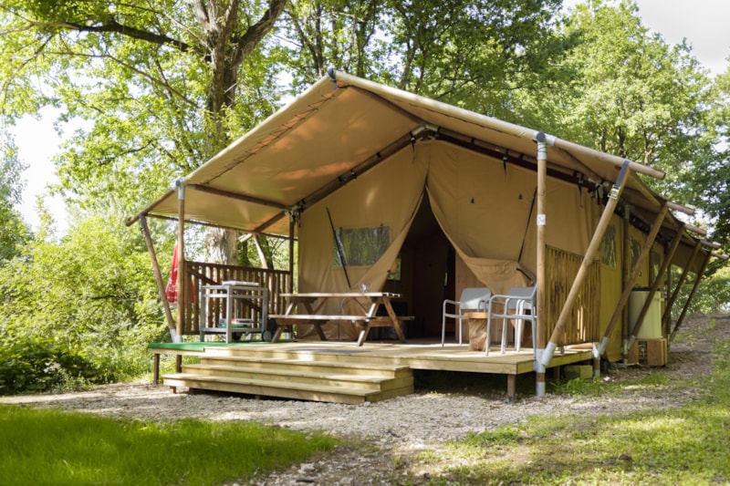 Safari Zelt 45m2 (3 zimmer) etwas höher gelegen. Terrasse mit Blick auf den Campingplatz und den Fluss - parking
