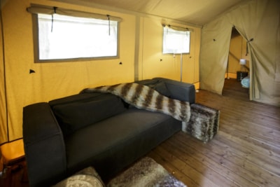 Safari Tent 45m2 (3 bedrooms real beds) on a higher level. Terrace view over campsite and river - parking