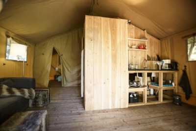 Safari Tent 45m2 (3 bedrooms real beds) on a higher level. Terrace view over campsite and river - parking