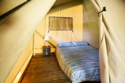 Safari Tent 45m2 (3 bedrooms real beds) on a higher level. Terrace view over campsite and river - parking