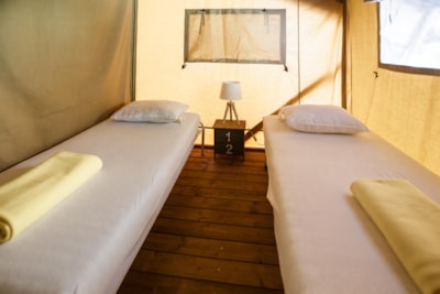 Safari Tent 45m2 (3 bedrooms real beds) on a higher level. Terrace view over campsite and river - parking