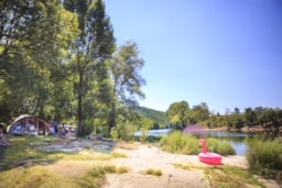 Stellplatz - Stellplatz Xl- Am Fluss Für Zelt, Ab 125M2, Extra Übergangsbereich Zum Fluss - CAMPING LE CLOS BOUYSSAC