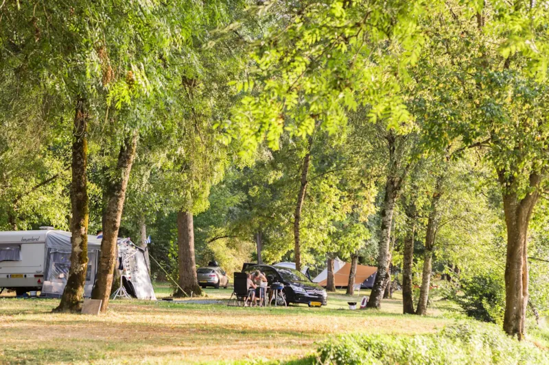 Emplacement Xl Rivière Pour Caravan/Camper/Tente, À Partir De 125M2 A 177 M2