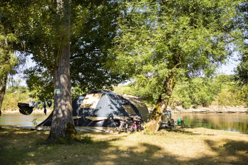 Emplacement Rivière Pour Tente, De 80 Jusqu'à 125M2. Extra, Zone De Transition Vers La Rivière.