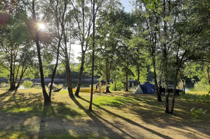 Emplacement Rivière Pour Tente, De 80 Jusqu'à 125M2. Extra, Zone De Transition Vers La Rivière.