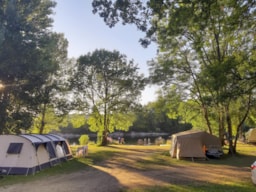 Piazzole - Pitch Xl From 125M2, River View, + Car - CAMPING LE CLOS BOUYSSAC