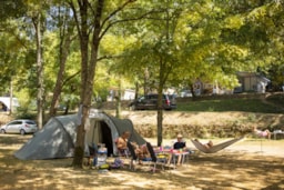 Emplacement - Emplacement (Terrasse Inférieure) De 80 A 125 M2, + Voiture - CAMPING LE CLOS BOUYSSAC