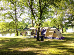 Emplacement - Emplacement Xl Rivière Pour Caravan/Camper/Tente, À Partir De 125M2 A 177 M2 - CAMPING LE CLOS BOUYSSAC