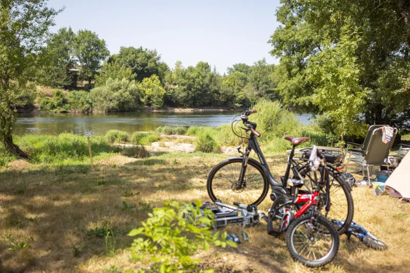 Emplacement Rivière Pour Tente, De 80 Jusqu'à 125M2. Extra, Zone De Transition Vers La Rivière.