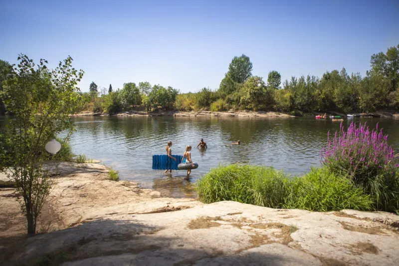 Emplacement Rivière Pour Tente, De 80 Jusqu'à 125M2. Extra, Zone De Transition Vers La Rivière.