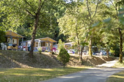 Mietunterkunft - Gemütliches Chalet, Wohnzimmer, Küche, 2 Schlafzimmer, Badezimmer, Terrasse, Parkplatz - CAMPING LE CLOS BOUYSSAC