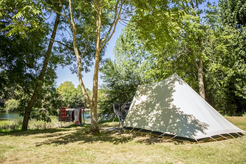 Emplacement Rivière Pour Caravane/Camper/Tente, De 80 À 125M² Beaucoup Ont Une Zone De Transition Vers La Rivière