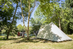 Emplacement - Emplacement Rivière Pour Caravane/Camper/Tente, De 80 À 125M² Beaucoup Ont Une Zone De Transition Vers La Rivière - CAMPING LE CLOS BOUYSSAC