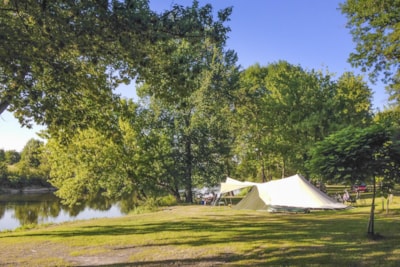 Pitch River for CARAVAN / CAMPER / TENT, from 80 up to 125m² Many have a transition area to the river
