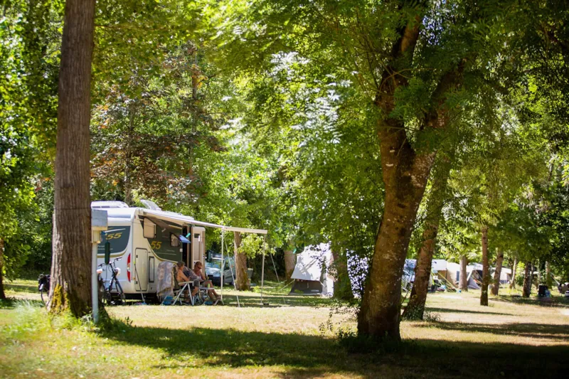 Emplacement Rivière Pour Caravane/Camper/Tente, De 80 À 125M² Beaucoup Ont Une Zone De Transition Vers La Rivière