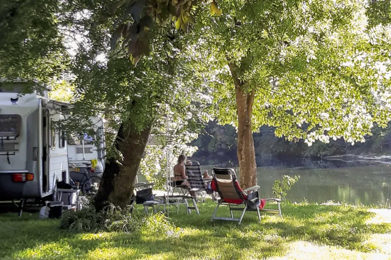 Emplacement Rivière Pour Caravane/Camper/Tente, De 80 À 125M² Beaucoup Ont Une Zone De Transition Vers La Rivière