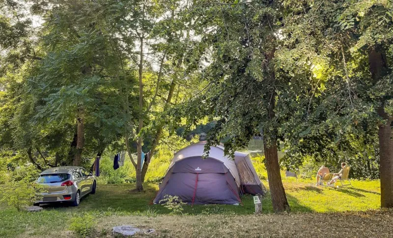 Emplacement Rivière Pour Caravane/Camper/Tente, De 80 À 125M² Beaucoup Ont Une Zone De Transition Vers La Rivière