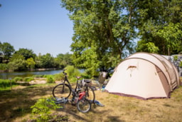 Emplacement - Emplacement Rivière Pour Tente, De 80 Jusqu'à 125M2. Extra, Zone De Transition Vers La Rivière. - CAMPING LE CLOS BOUYSSAC