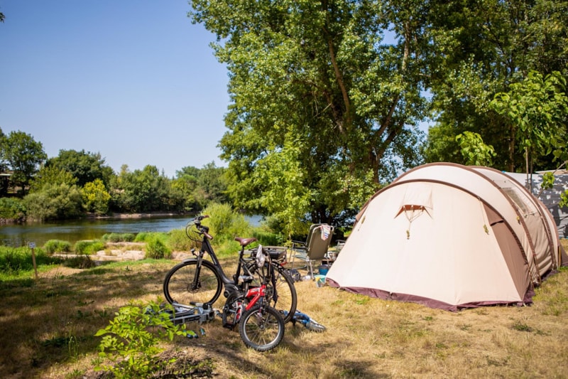 Stellplatz am Fluss für ZELT, ab 80 bis 125m2. Extra Übergangsbereich zum Fluss.