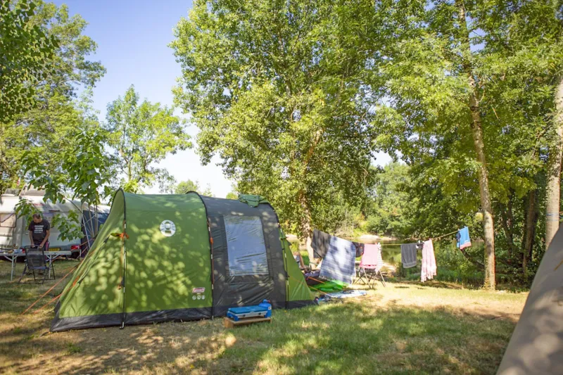 Emplacement Rivière Pour Tente, De 80 Jusqu'à 125M2. Extra, Zone De Transition Vers La Rivière.