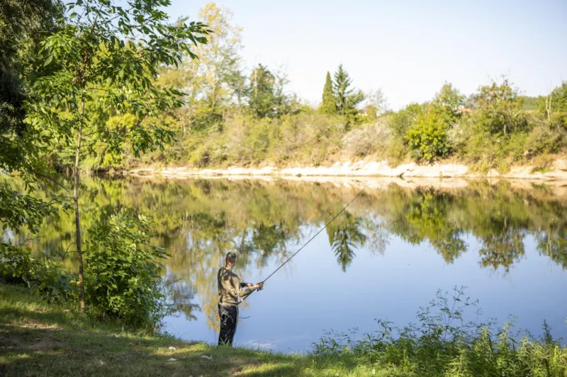 Emplacement Rivière Pour Caravane/Camper/Tente, De 80 À 125M² Beaucoup Ont Une Zone De Transition Vers La Rivière