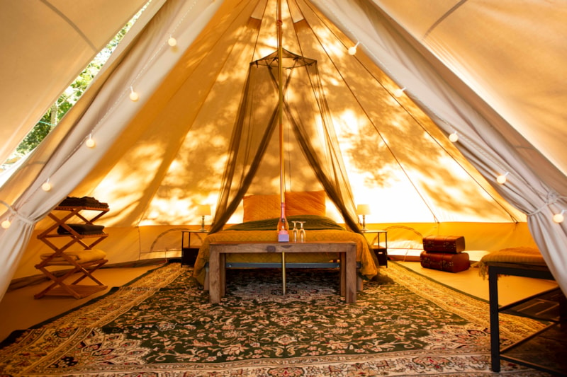 Zwei Bell-Zelte für 6 Pers (2+4). Echte Betten, ca. 40 m2, (2x20) hoch 3 M. Direkt am Fluss Lot