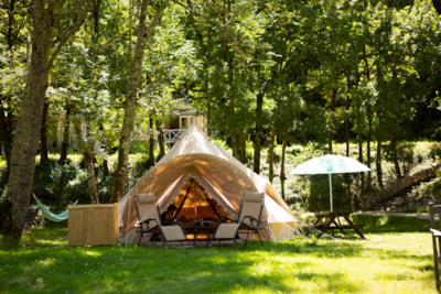 Two Bell tents, 6 pers (2+4) approx. 40m2, (2x20) high 3 m. Right at the river Lot
