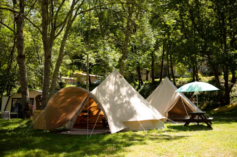 Deux Tentes Bell 6 Pers. (2+4) Vrais Lits, Ca 40M2 2X20, Haut 3. Directement À La Rivière Lot