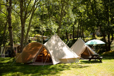 Two Bell tents, 6 pers (2+4) approx. 40m2, (2x20) high 3 m. Right at the river Lot