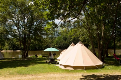 Two Bell tents, 6 pers (2+4) approx. 40m2, (2x20) high 3 m. Right at the river Lot