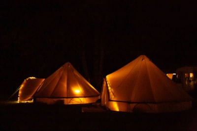 Two Bell tents, 6 pers (2+4) approx. 40m2, (2x20) high 3 m. Right at the river Lot