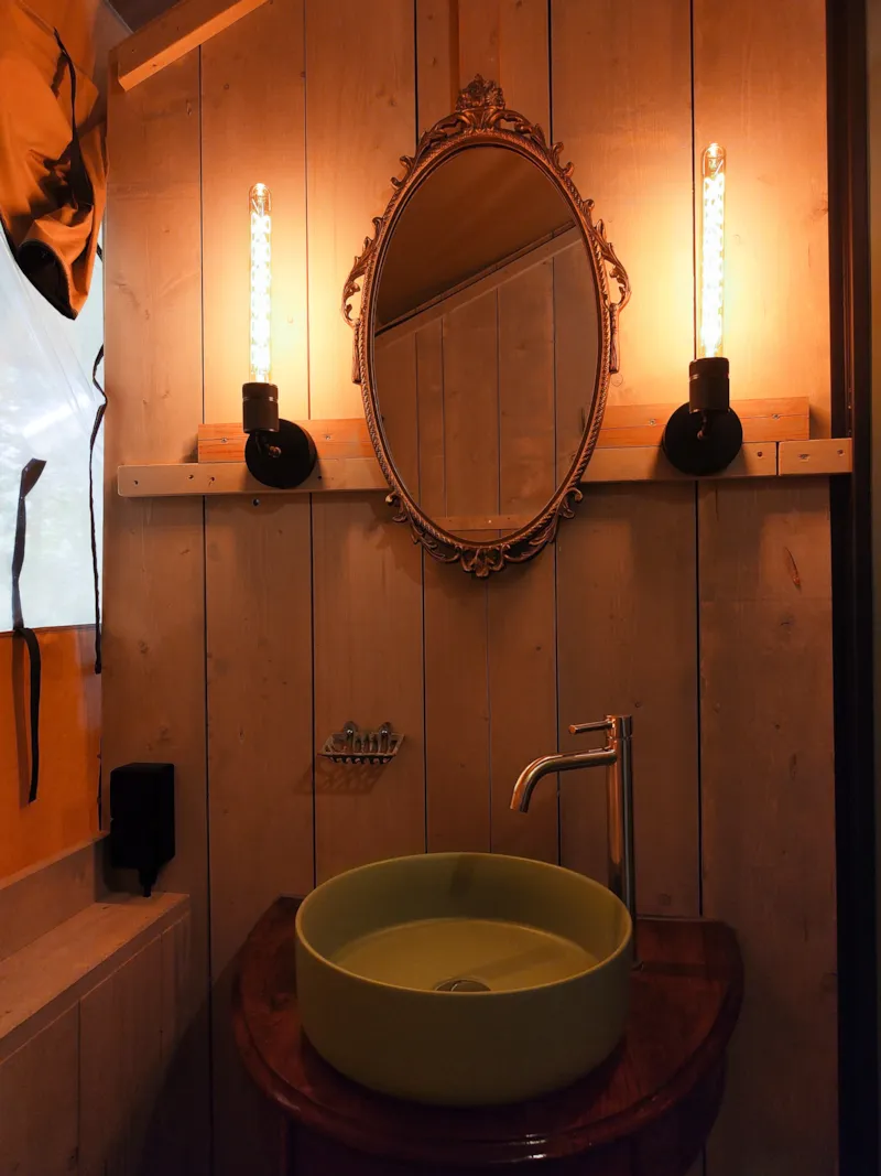 Tente Safari, 4 Personnes Avec Sanitaires Privatifs.