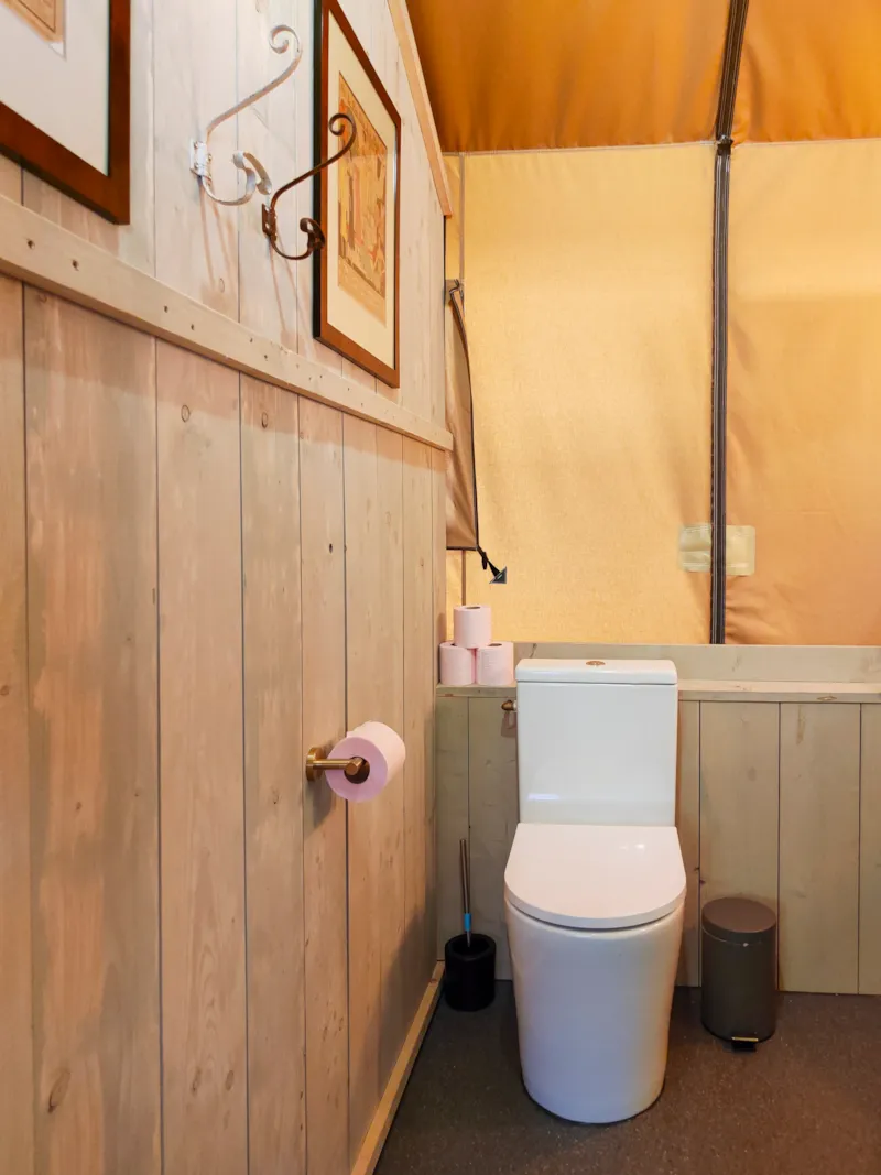 Tente Safari, 4 Personnes Avec Sanitaires Privatifs.