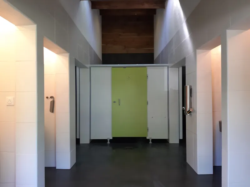 Emplacement Rivière Pour Caravane/Camper/Tente, De 80 À 125M² Beaucoup Ont Une Zone De Transition Vers La Rivière