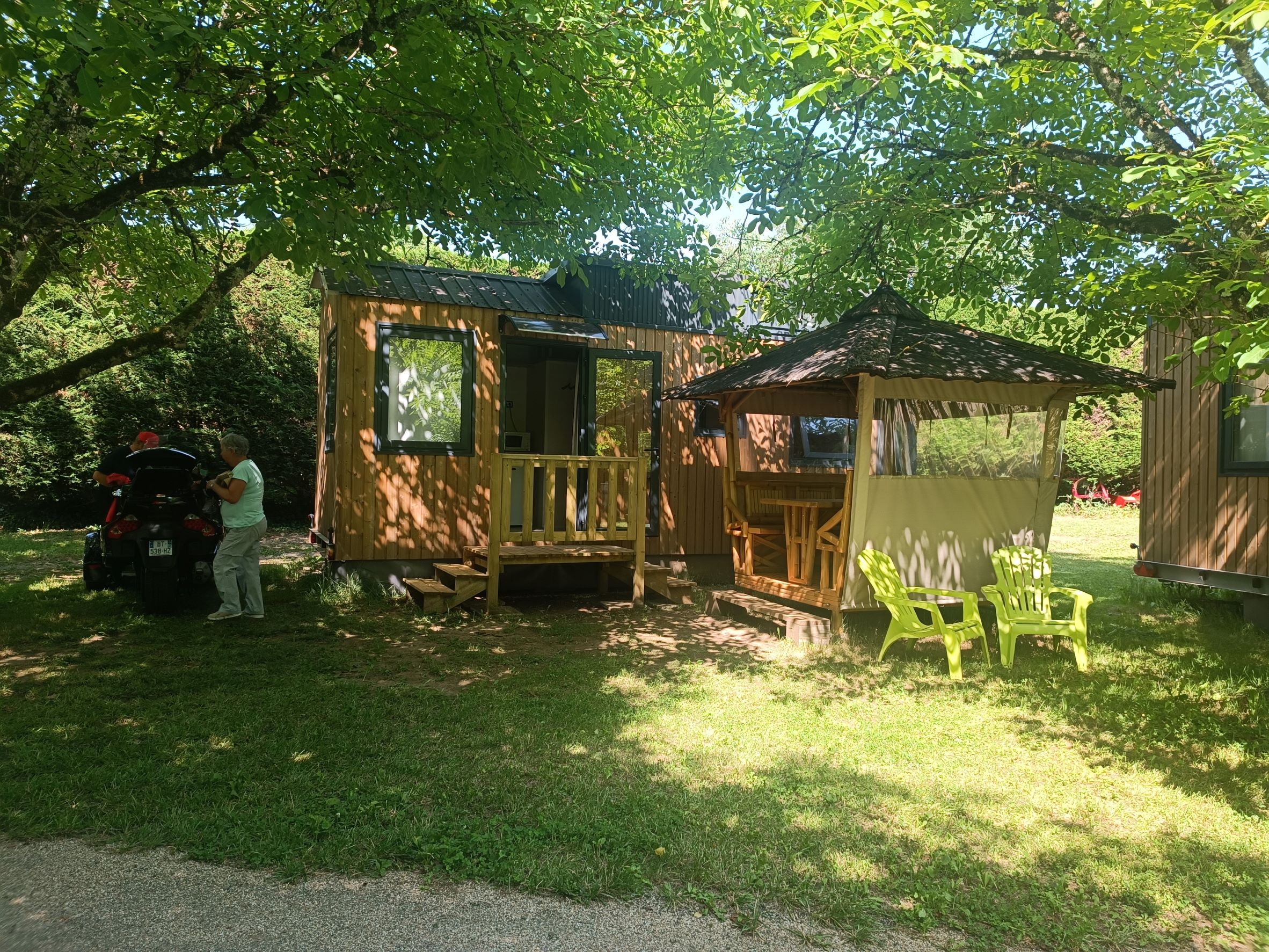 Tiny-House (chalet) 20 m² et terrasse bambou couverte (cabine douche/lavabo et WC)