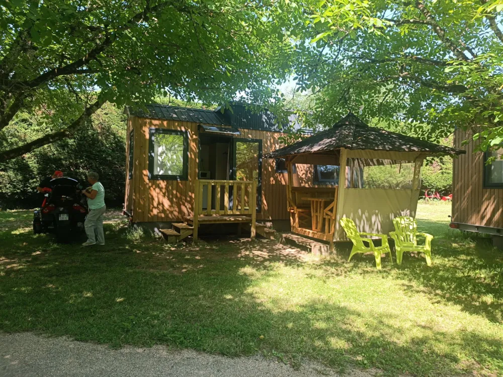 Tiny-House (cabaña) 20 m² y terraza cubierta de bambú (cabina: ducha / wc / lavabo)