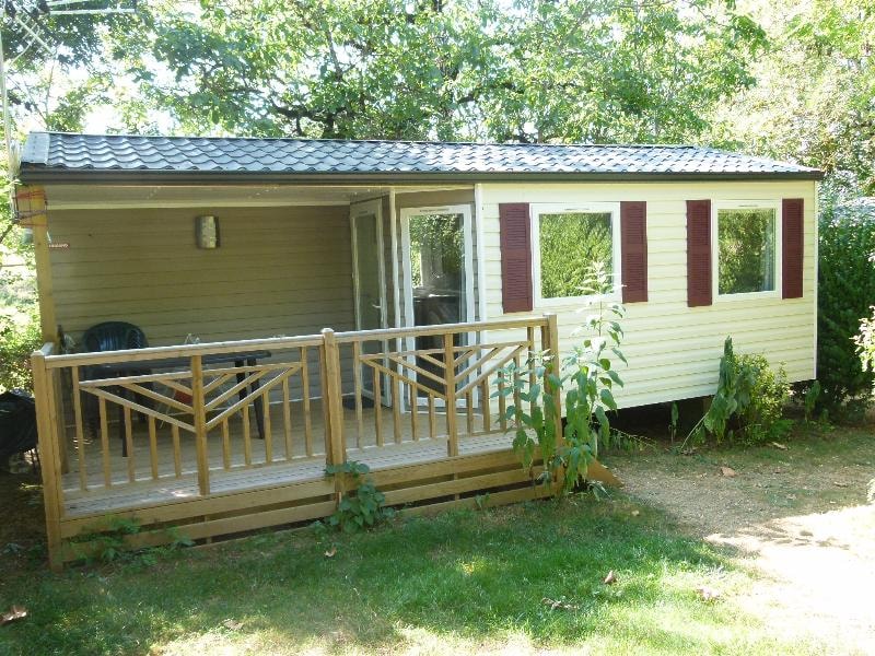 Mobil-Home TRIGANO TERRASSE COUVERTE INTEGREE 31 m2 de superficie totale. ( 1 chambre avec 1 lit 140 et 1 avec 2 lits juniors. ). Grand frigo. TV.