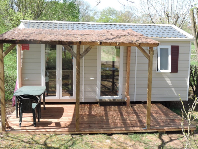 M-HOME ROCAMADOUR (1 chambre avec lit 140  et 1 chambre avec 2 lits juniors.) 25 m2  + terrasse bois et pergola. Rideau occultant dans les chambres, salle d’eau avec lavabo et douche. WC séparé. TV