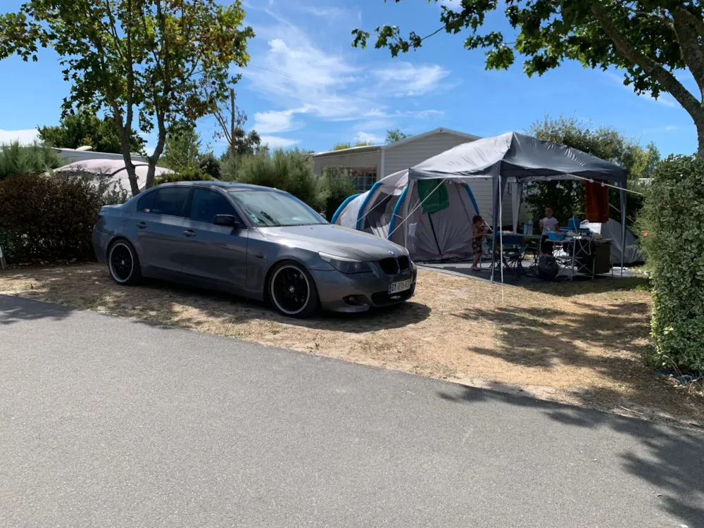Pitch - Forfait Emplacement Xxl Avec Voiture - Camping Le Ragis