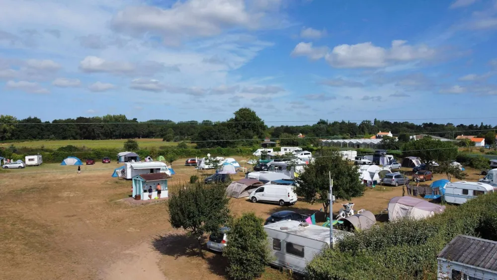 Pitch - Forfait Emplacement Prairie Avec Voiture - Camping Le Ragis