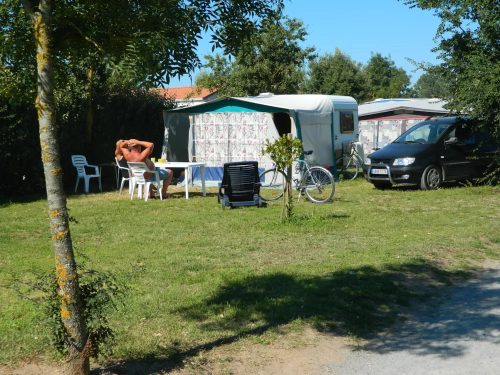 Emplacement - Forfait Emplacement Xxl Avec Voiture - Camping Le Ragis