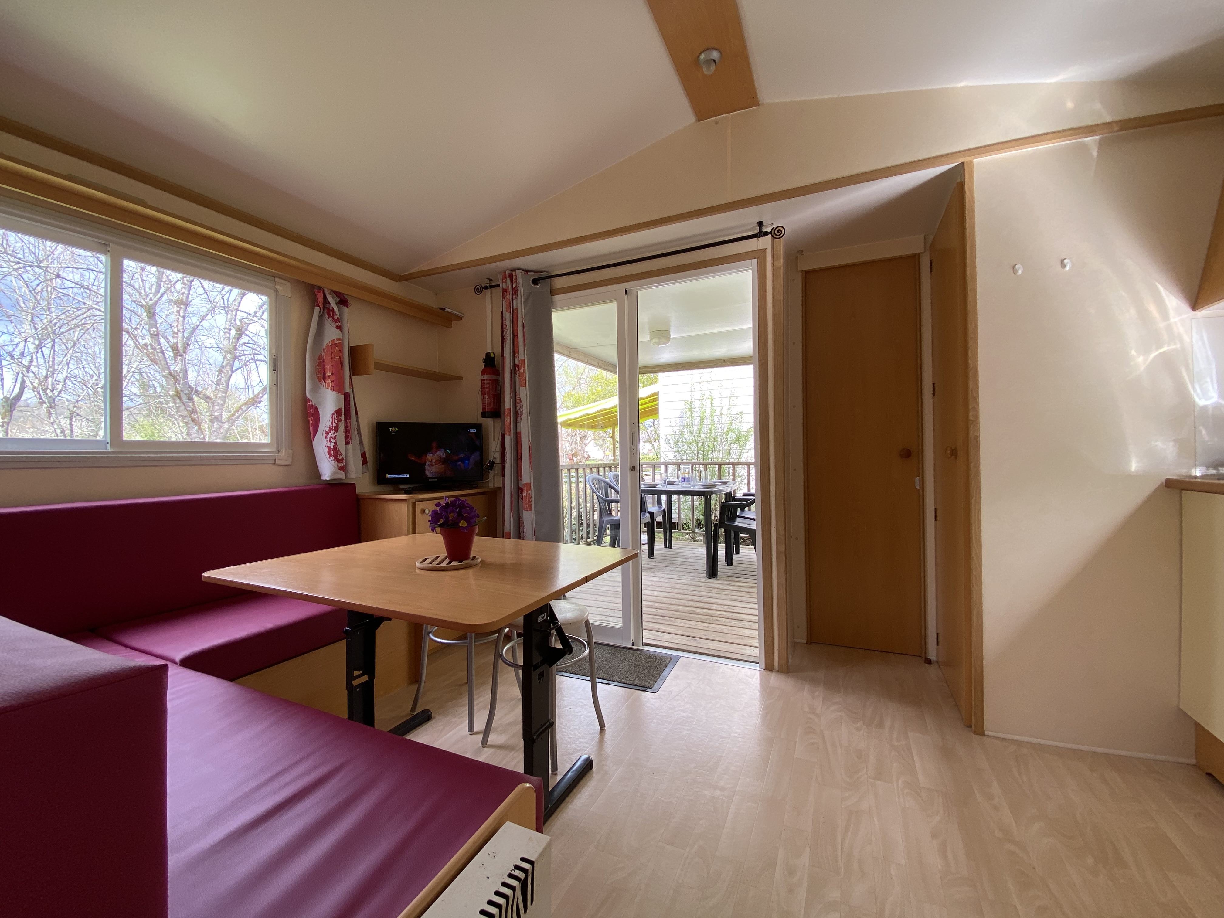 Mobil-home Roller 28m2, 2 chambres, TV, avec terrasse intégrée