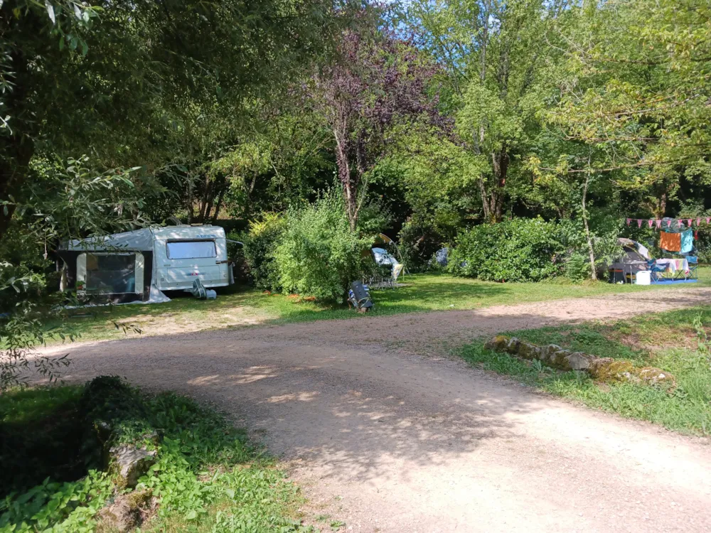 Emplacement - Emplacement Plus: Caravane Ou Camping Car/Van Avec Électricité, 1-2 Personnes - Domaine Papillon