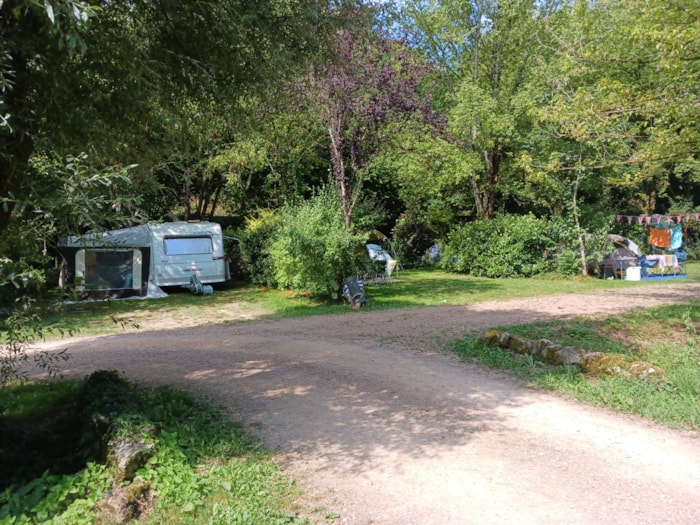 Emplacement Plus: 1 Camping-Car Ou 1 Caravane Avec Électricité