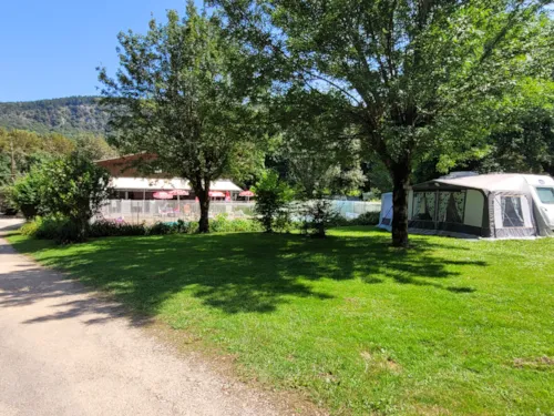 Pitch - Package With 5A Electricity (Incl. 2 Pers.) - image n°1 - Camping L'Ile Chambod