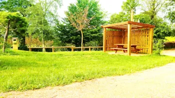 Stellplatz - Grand-Komfort Platz: Stellplatz Mit Pergola + 1 Fahrzeug + Strom + Wasser + Evakuierung - Camping PADIMADOUR **** à ROCAMADOUR
