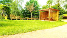 Parcela - Deluxe Package: Pitch With Pergola + 2 People + Vehicle + Electricity + Water + Evacuation - Camping PADIMADOUR **** à ROCAMADOUR