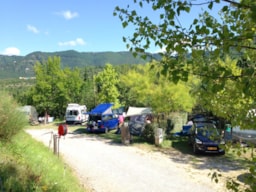 Emplacement - Forfait Confort - Une Voiture / Tente, Caravane Ou Camping-Car + Électricité 6A - Camping des Sources